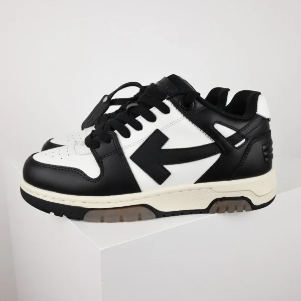 Off-White Sneaker